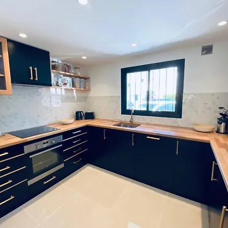 Escape To Serenity - 3 Bedroom Townhouse By The Sea! Holiday home