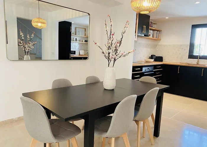 Tatil Evi Escape To Serenity - 3 Bedroom Townhouse By The Sea!